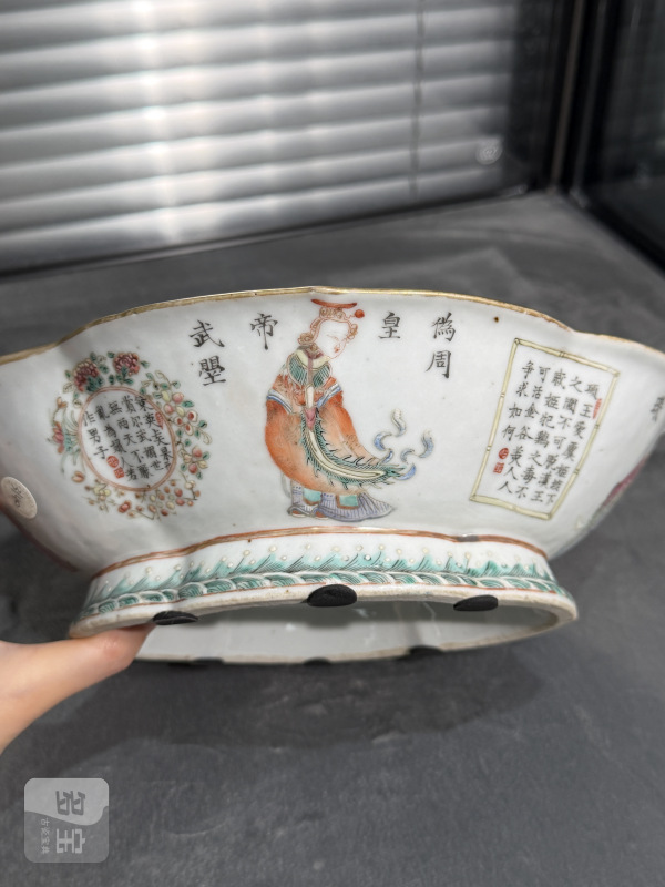 清晚期粉彩无双谱人物诗文海棠形供碗 - 图5